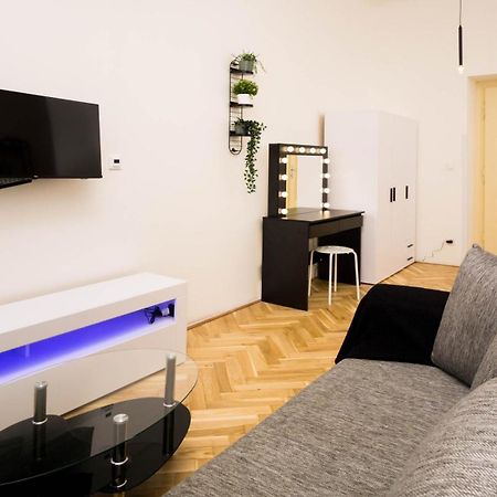 Black & White Apartment Prague By Wenceslas Square And Muzeum Bagian luar foto