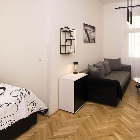 Black & White Apartment Prague By Wenceslas Square And Muzeum Bagian luar foto